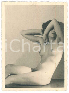 Fotografia d epoca originale 1940 ca EROTICA VINTAGE Donna in posa sul pavimento  Naked woman  Foto 9x12 1