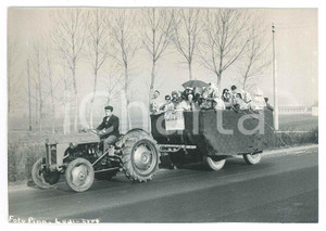 Fotografia d epoca originale 1965 ca LODI  CARNEVALE  Carro con bambini Foto PINO 13x9 cm 1
