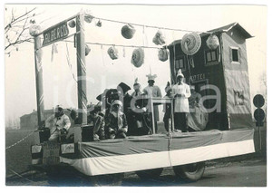 Fotografia d epoca originale 1965 ca LODI  CARNEVALE  Carro Albergo di Torbetta  Bambini Foto 13x9 cm 1