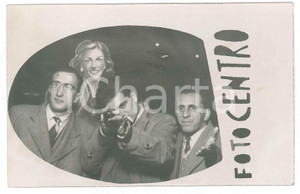 Fotografia d epoca originale 1940 ca COSTUME ITALIA Gruppo di amici  Tiro al bersaglio  Fotocentro CURIOSA 1