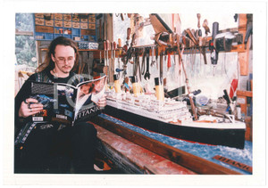 Fotografia d epoca originale 1998 COSTUME UK Jason KING with his sevenfoot model of the TITANIC Photo 1 1