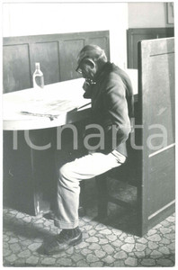 Fotografia d epoca originale 1970 ca MILANO  PANE QUOTIDIANO Senzatetto legge giornale  Foto 20x30 cm 1