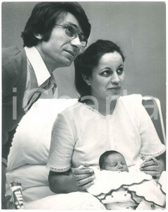 Fotografia d epoca originale 1970 ca COSTUME ITALIA Nicola DI BARI in ospedale  Nascita seconda figlia 11 1