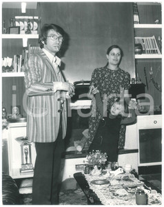 Fotografia d epoca originale 1970 ca COSTUME  ITALIA Nicola DI BARI nel salotto di casa  Foto 20x30 cm 1 1