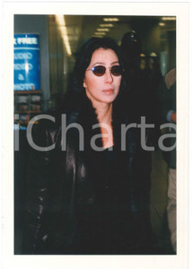 Fotografia d epoca originale 1998 LONDON Heathrow Airport  CHER after the death of Sonny BONO Photo 21x29 cm 1