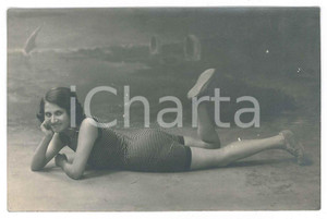 Fotografia d epoca originale 1920 ca MODA MARE Giovane donna in costume da bagno  Ritratto  Foto 14x9 cm 1