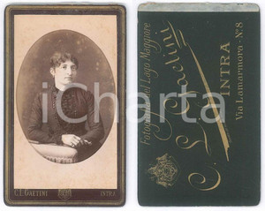 Fotografia d epoca originale 1880 ca VERBANIA INTRA Donna in abito scuro Foto Carlo Luigi GAETINI CDV 1