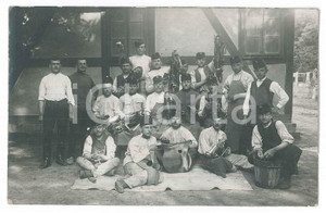 Fotografia d epoca originale 1910 ca s. l. MILITARIA Soldati in officina con strumenti musicali Foto 14x9 cm 1