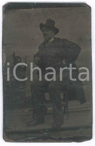 Fotografia d epoca originale 1890 ca ITALIA  Uomo seduto con cappello  Ritratto  Foto FERROTIPIA 6x9 cm 1
