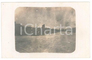 Fotografia d epoca originale 1915 ca WW1 ZONA DI GUERRA Colonna di automezzi in movimento  Foto cartolina 1