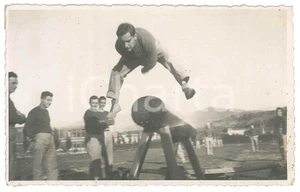 Fotografia d epoca originale 1930 ca LOMBARDIA  GINNASTICA  Esercizi al cavallo Foto 14x9 cm 1