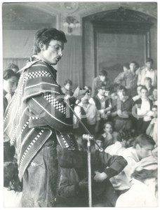 Fotografia d epoca originale 1970 ca MILANO ? Anarchico di Lucca in poncho  Discorso a un convegno Foto 1
