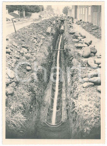 Fotografia d epoca originale 1960 ca BIELLA Cantiere stradale  Tubatura  Fotografia BINI 13x18 cm 1