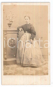 Fotografia d epoca originale 1870 ca ITALIA Ragazza con mazzolino di fiori  Ritratto Fotografia CDV 1