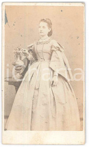 Fotografia d epoca originale 1870 ca NOBILTA  ITALIA Giovane donna in abito bianco  Foto CDV 1