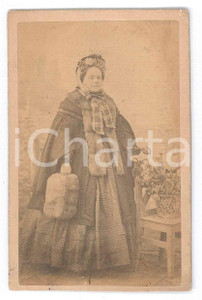 Fotografia d epoca originale 1870 ca COSTUME ITALIA Ritratto di donna in abiti invernali  Foto CDV 1