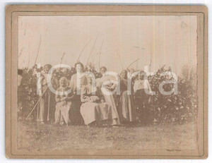 Fotografia d epoca originale 1900 ca COSTUME  ITALIA Ritratto di famiglia tra i filari  Fotografia 12x9 cm 1