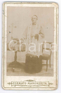 Fotografia d epoca originale 1900 ca  ITALIA Ritratto di vescovo con libri e crocifisso Foto anonima 8x12 cm 1