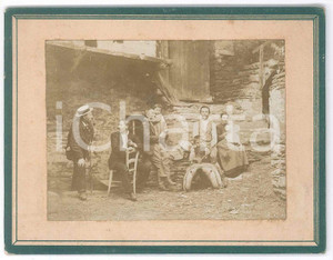 Fotografia d epoca originale 1910 ca COSTUME ITALIA Famiglia in cascina  Bambino con sella  Foto 13x10 cm 1