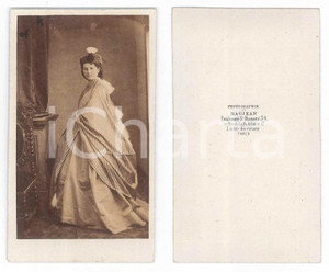 Fotografia d epoca originale 1870 ca NOBLESSE PARIS Jeune femme avec manteau Photo MAUJEAN CDV 1