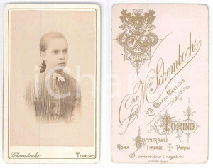 Fotografia d epoca originale 1880 ca TORINO Bambina con abito a pieghe  Ritratto Foto SCHEMBOCHE CDV 1