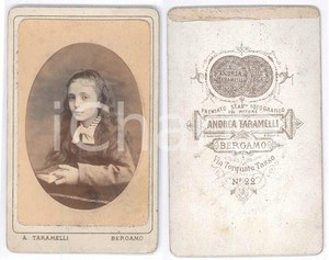 Fotografia d epoca originale 1890 ca BERGAMO Ritratto di bambina con un libro  Foto Andrea TARAMELLI CDV 1