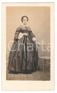 Fotografia d epoca originale 1870 ca NOBILTA   ITALIA  Donna in abito scuro  Ritratto in piedi Foto CDV 1