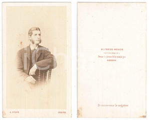 Fotografia d epoca originale 1870 ca GENOVA Ritratto di giovane uomo seduto Foto Alfredo NOACK CDV 1