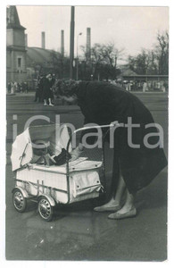 Fotografia d epoca originale 1935 ca COSTUME GERMANIA Madre con il figlio nel passeggino Foto 14x9 cm 1