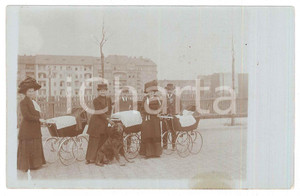 Fotografia d epoca originale 1910 ca COSTUME GERMANIA Famiglie con neonati nel passeggino Foto 14x9 cm 1