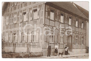 Fotografia d epoca originale 1910 ULM GERMANY Family group near a building Photo postcard 1
