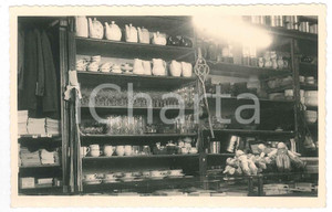 Fotografia d epoca originale 1935 ca GERMANIA  Interno di un magazzino di casalinghi Foto 14x9 cm 1