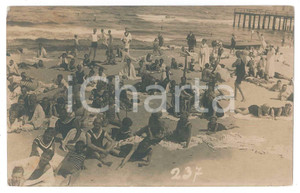 Fotografia d epoca originale 1920 ca GERMANIA Bagnanti su una spiaggia affollata Foto 14x9 cm 1