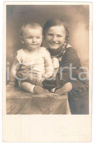 Fotografia d epoca originale 1925 ca BAMBINI  HALBERSTADT  Due fratelli abbracciati  Foto 9x14 cm 1