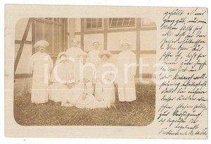 Fotografia d epoca originale 1908 CHEMNITZ D Cure termali  Ospiti in cortile Foto 14x9 cm 1