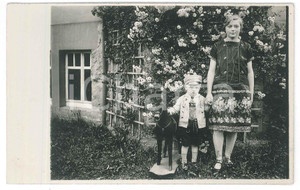Fotografia d epoca originale 1930 ca BAMBINI  GERMANIA  Fratelli con cavallino giocattolo  Foto 14x9 cm 1