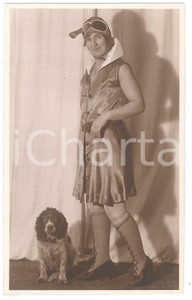 Fotografia d epoca originale 1930 RAKOVNIK CZ Donna in costume da aviatrice con il suo cane  Foto 9x14 cm 1