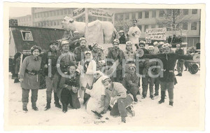 Fotografia d epoca originale 1950 ca KOLN GERMANY CARNEVALE  Gruppo in costume  NATO Foto 14x9 cm 1