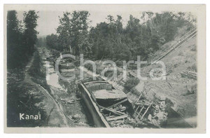Fotografia d epoca originale 1930 ca GERMANIA Barche in rovina in un canale Foto cartolina 14x9 cm 1