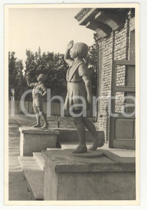Fotografia d epoca originale 1941 WW2 BIELORUSSIA ? Statue di gesso presso una scuola  PHOTO cm 9 x 6 1