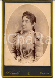 Fotografia d epoca originale 1880 ca VOGHERA Ritratto di giovane donna in abito ricamato Foto Davide CICALA 1