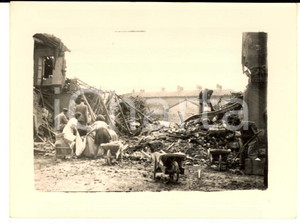Fotografia d epoca originale 1944 WW2 AREA DI ALESSANDRIA Bombardamenti  Contadini in cascina distrutta FOTO 1