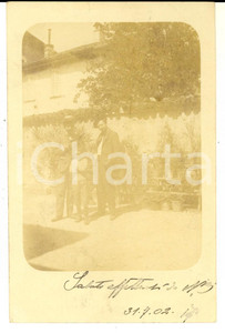 Fotografia d epoca originale 1902 AREA DI PAVIA Ritratto di famiglia in un cortile Foto cartolina VINTAGE 1