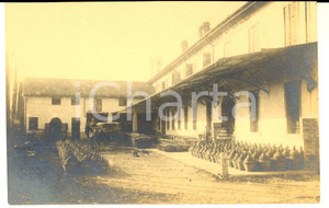 Fotografia d epoca originale 1910 ca AREA DI VERONA Distilleria F.LLI CORDIOLI  Cortile con i fiaschi Foto 1
