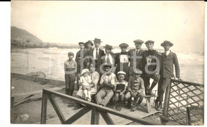 Fotografia d epoca originale 1914 IMPERIA Ritratto di famiglia in spiaggia  Foto cartolina VINTAGE BUGELLI 1