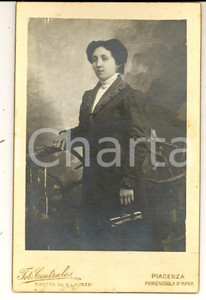 Fotografia d epoca originale 1890 ca PIACENZA Ritratto di donna in tenuta da passeggio Fotografia CENTRALE 1