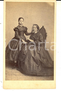 Fotografia d epoca originale 1870 ca MILANO Ritratto di nonna e nipote in abito da lutto Foto GUSBERTI CDV 1