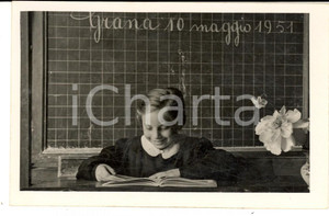 Fotografia d epoca originale 1951 GRANA AT Ritratto di bambina alla scuola elementare Foto 14x9 cm 1