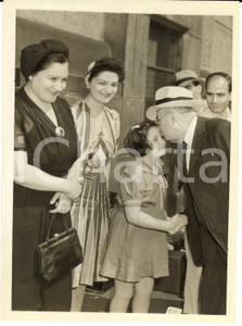Fotografia d epoca originale 1941 NEW YORK CITY Angelo V. JANNELLI leaving for Italy kisses his little niece 1