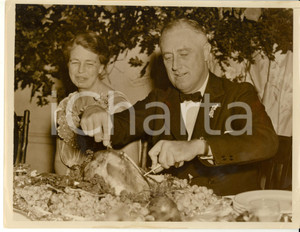Fotografia d epoca originale 1935 WARM SPRINGS Franklin ROOSEVELT with his wife carves the turkey  Photo 1